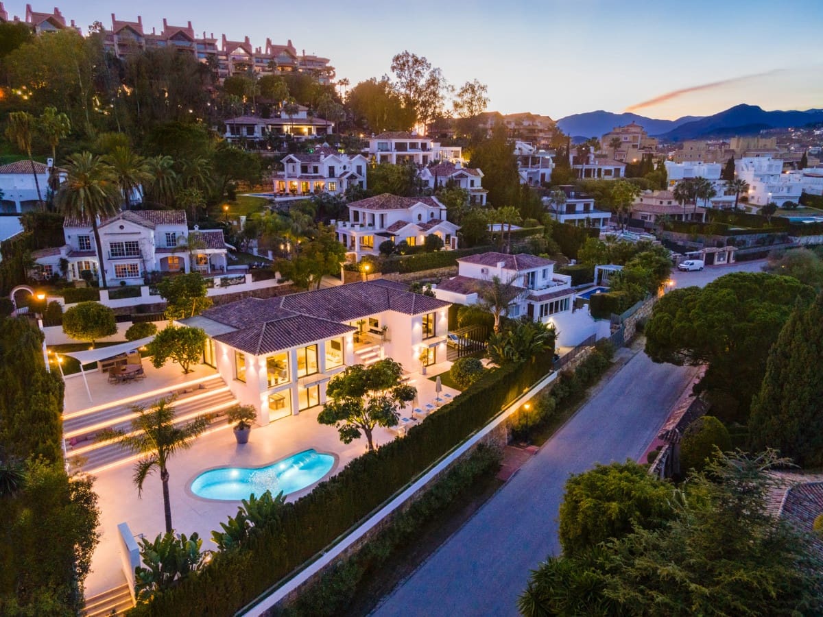 4 bedroom Villa for sale in Marbella with pool garage - € 3,995,000 (Ref: 9405439)