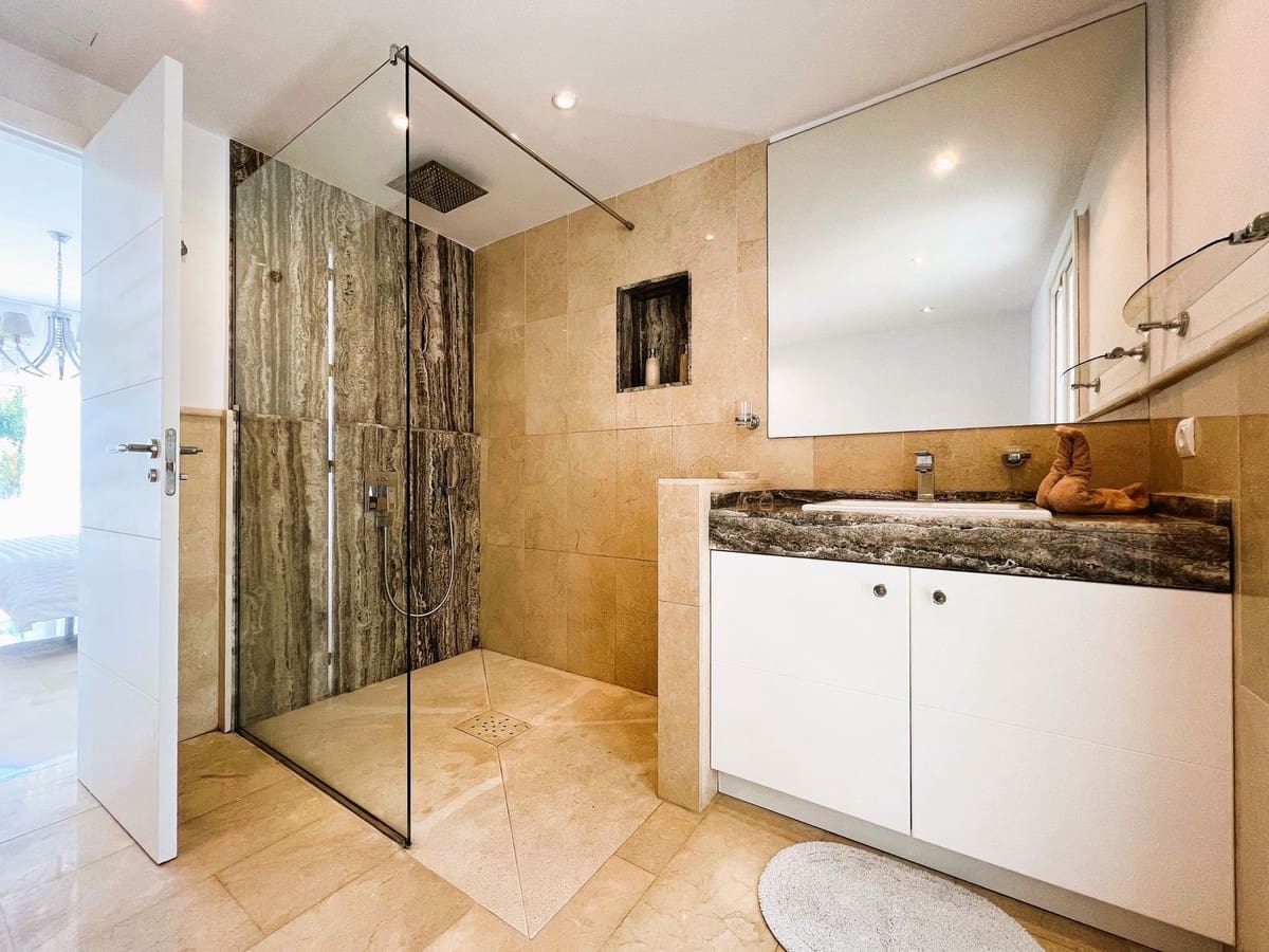 6 slaapkamer Villa te koop in Nueva Andalucia met zwembad garage - € 2.300.000 (Ref: 9405467)