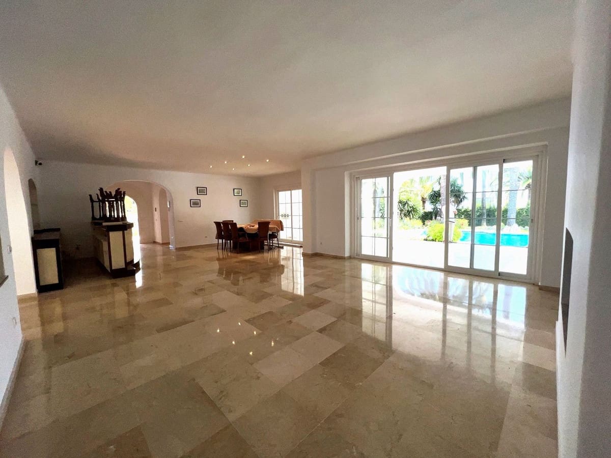 6 soverom Villa til salgs i El Paraiso med svømmebasseng garasje - € 1 995 000 (Ref: 9405468)