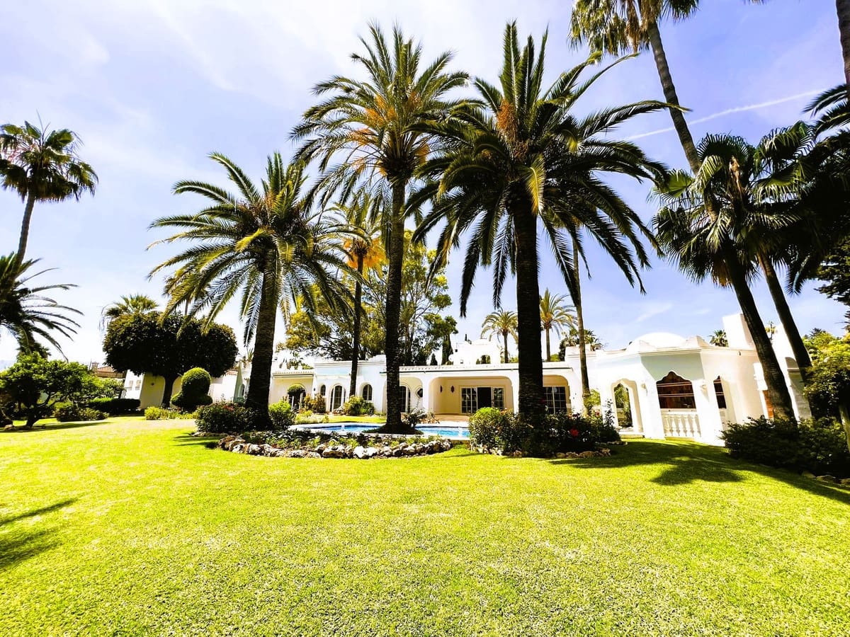 6 soverom Villa til salgs i El Paraiso med svømmebasseng garasje - € 1 995 000 (Ref: 9405468)