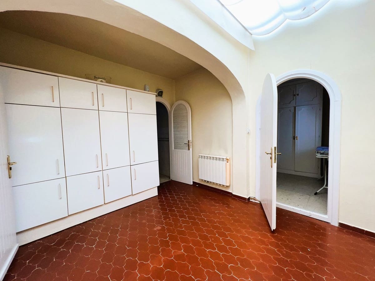 6 soverom Villa til salgs i El Paraiso med svømmebasseng garasje - € 1 995 000 (Ref: 9405468)