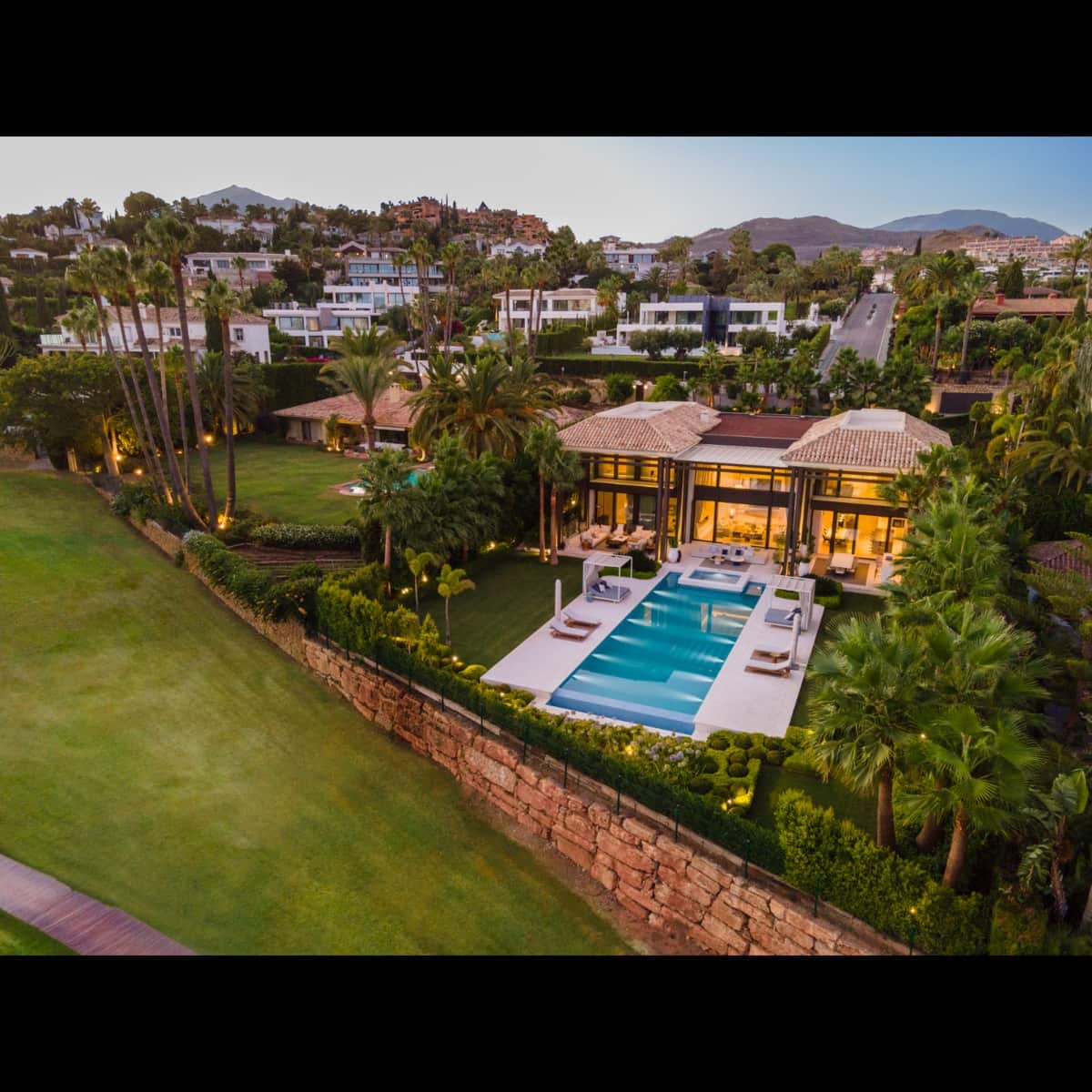 6 sypialnia Willa na sprzedaż w Marbella z basenem garażem - 13 500 000 € (Ref: 9405520)