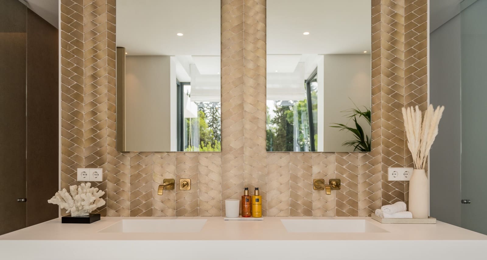 5 slaapkamer Villa te koop in El Paraiso met zwembad garage - € 6.350.000 (Ref: 9405572)