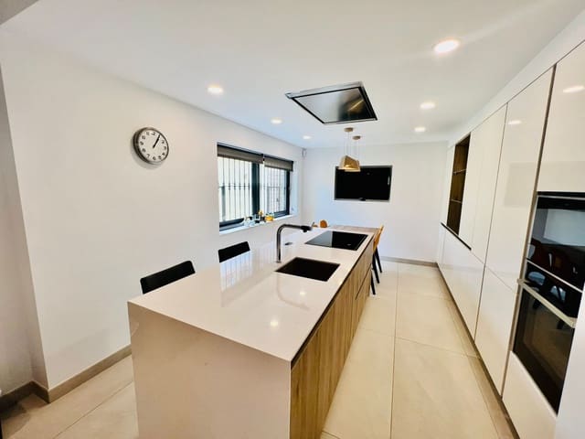 4 soverom Villa til salgs i Nueva Andalucia, Marbella med svømmebasseng garasje - € 720 000 (Ref: 9405646)