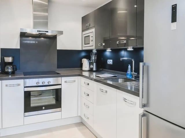 Apartamento de 2 habitaciones en La Quinta, Benahavís en venta con piscina garaje - 650.000 € (Ref: 9405687)