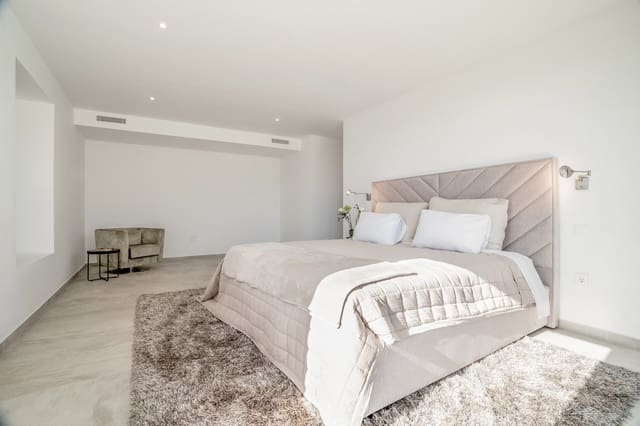 5 bedroom Villa for sale in Marbella with pool garage - € 2,250,000 (Ref: 9405697)