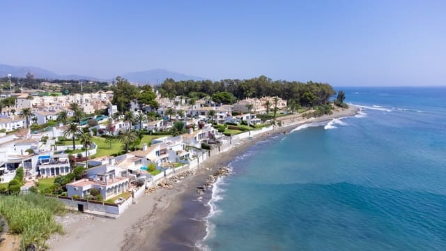 Chalet de 2 habitaciones en New Golden Mile, Estepona en venta con piscina garaje - 649.000 € (Ref: 9405701)