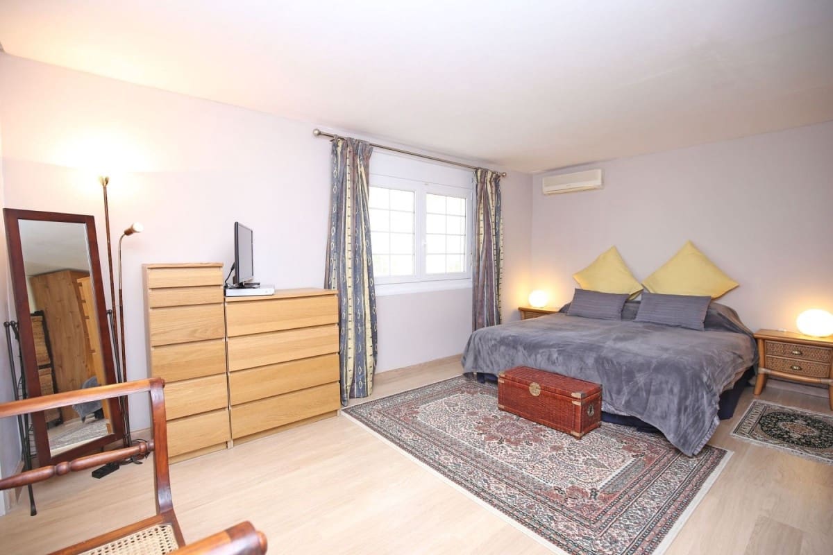 4 quarto Moradia para venda em Marbella com piscina garagem - 1 045 000 € (Ref: 9447454)