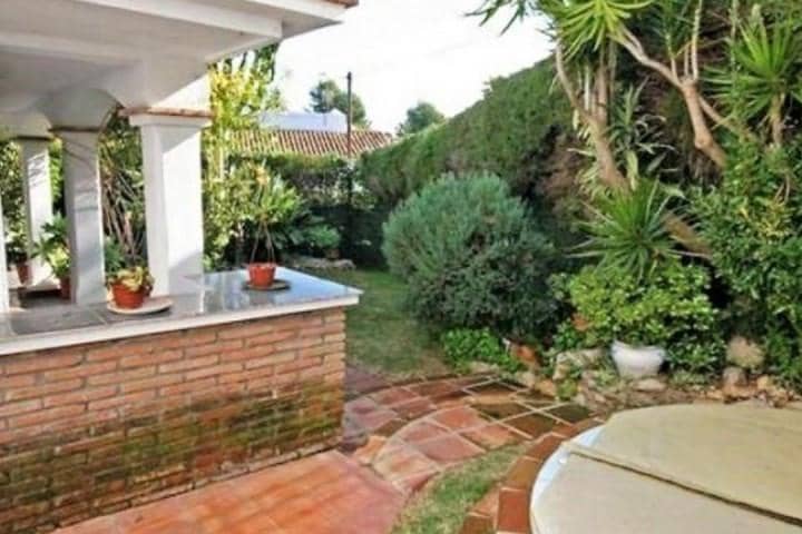 Chalet de 4 habitaciones en Marbella en venta con piscina garaje - 495.000 € (Ref: 9447456)