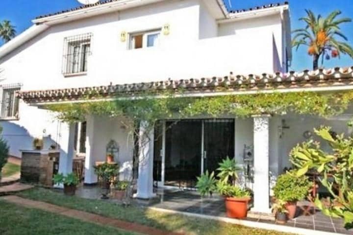 Chalet de 4 habitaciones en Marbella en venta con piscina garaje - 495.000 € (Ref: 9447456)