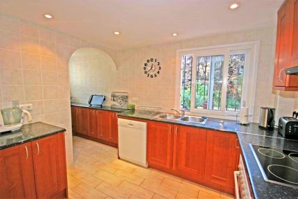 Chalet de 4 habitaciones en Marbella en venta con piscina garaje - 495.000 € (Ref: 9447456)