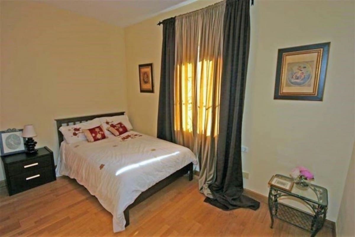 Chalet de 4 habitaciones en Marbella en venta con piscina garaje - 495.000 € (Ref: 9447456)