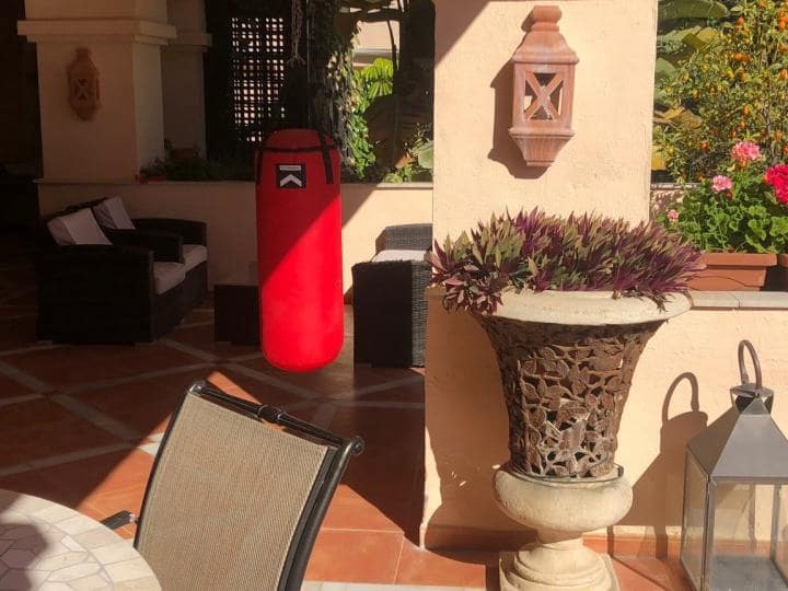 Apartamento de 3 habitaciones en Marbella en venta con piscina garaje - 970.000 € (Ref: 9447457)