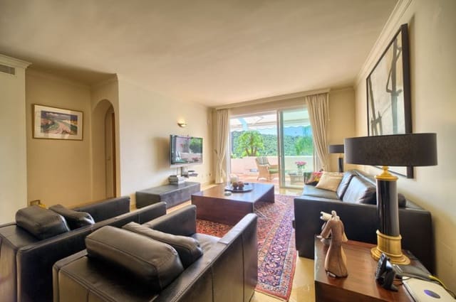 3 sypialnia Penthouse na sprzedaż w Marbella z basenem - 743 000 € (Ref: 9447462)