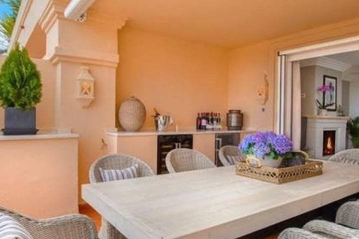 Apartamento de 3 habitaciones en Marbella en venta con piscina garaje - 695.000 € (Ref: 9447487)