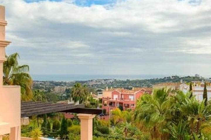 Apartamento de 3 habitaciones en Marbella en venta con piscina garaje - 695.000 € (Ref: 9447487)