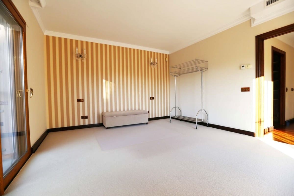 5 bedroom Villa for sale in Marbella with pool garage - € 1,950,000 (Ref: 9447490)