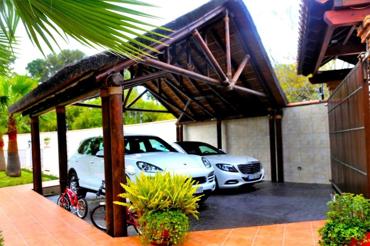 5 bedroom Villa for sale in Marbella with pool garage - € 1,950,000 (Ref: 9447490)