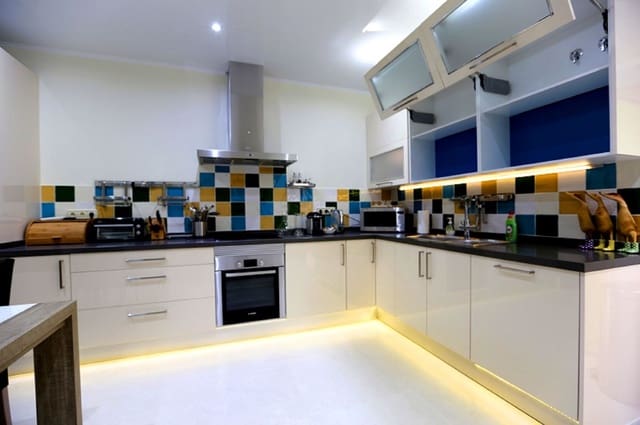 4 sypialnia Willa na sprzedaż w Marbella z basenem - 1 200 000 € (Ref: 9447492)