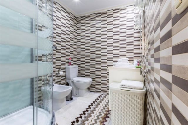 4 sypialnia Willa na sprzedaż w Marbella z basenem - 1 200 000 € (Ref: 9447492)