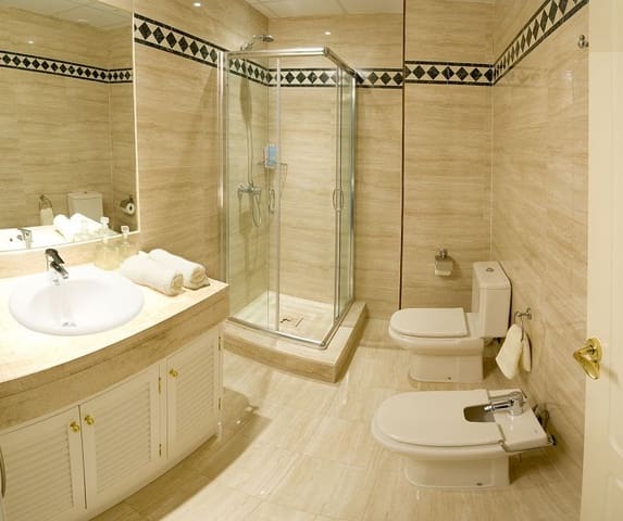 Apartamento de 2 habitaciones en Marbella en venta con piscina garaje - 589.000 € (Ref: 9447509)