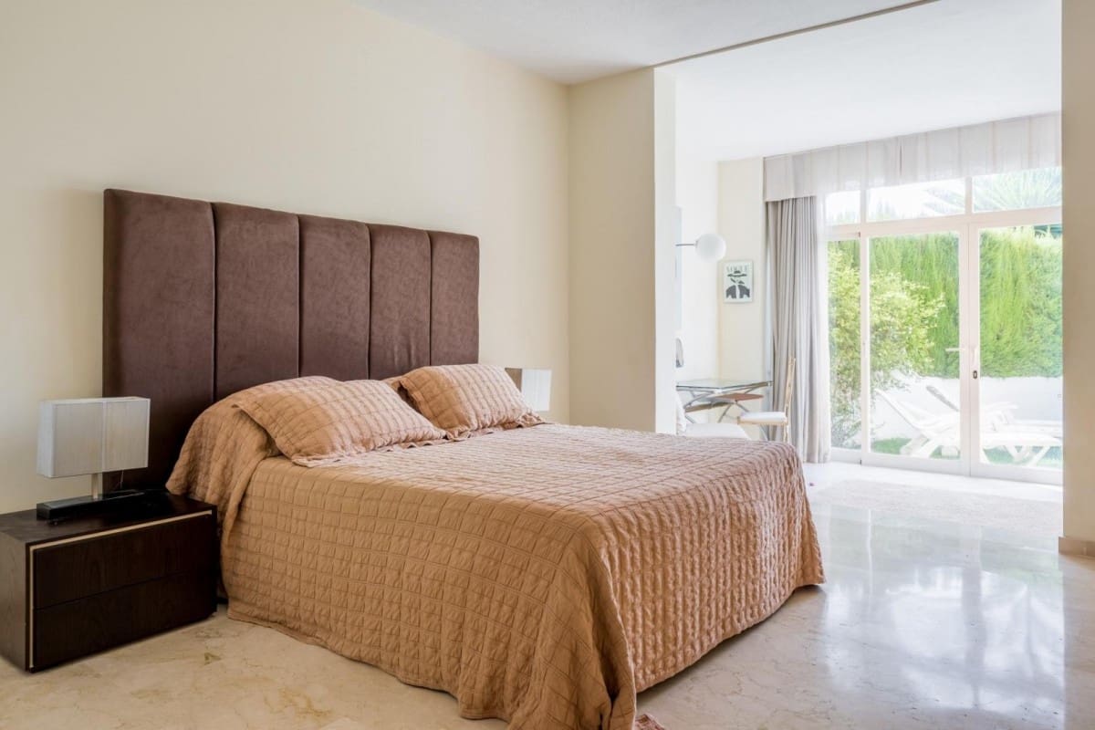 2 bedroom Apartment for sale in Marbella with pool - € 450,000 (Ref: 9447514)