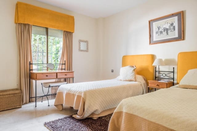 2 bedroom Apartment for sale in Marbella with pool - € 450,000 (Ref: 9447514)