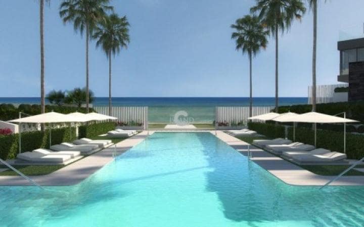 4 soveværelse Byhus til salg i Estepona med swimmingpool garage - € 1.050.000 (Ref: 9447526)