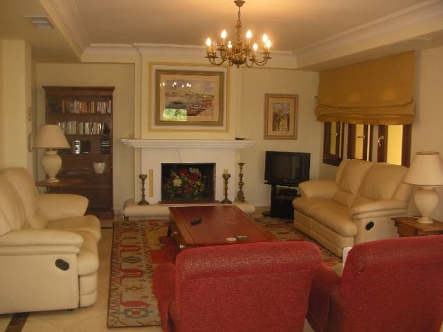 5 sypialnia Willa na sprzedaż w Marbella z basenem garażem - 1 500 000 € (Ref: 9447567)