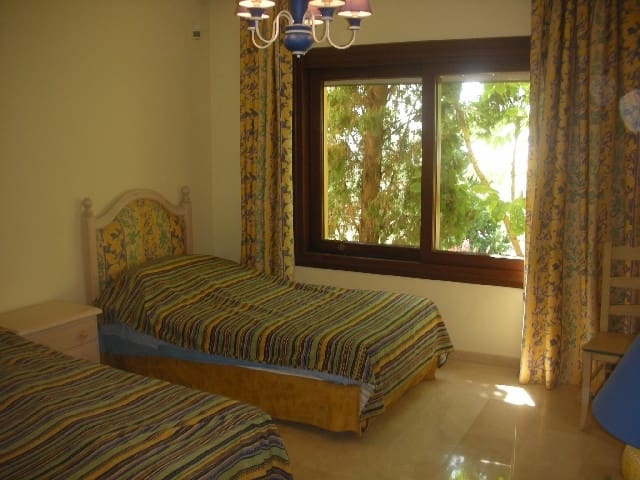 5 sypialnia Willa na sprzedaż w Marbella z basenem garażem - 1 500 000 € (Ref: 9447567)