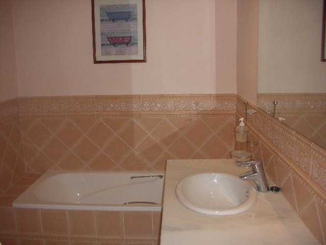 5 sypialnia Willa na sprzedaż w Marbella z basenem garażem - 1 500 000 € (Ref: 9447567)