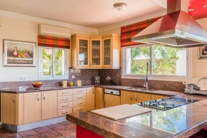 4 sypialnia Willa na sprzedaż w Marbella z basenem garażem - 1 195 000 € (Ref: 9447586)