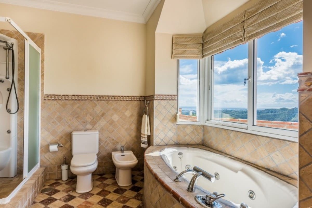 4 sypialnia Willa na sprzedaż w Marbella z basenem garażem - 1 195 000 € (Ref: 9447586)