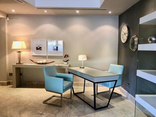 3 Zimmer Apartment zu verkaufen in Marbella mit Pool - 850.000 € (Ref: 9447592)