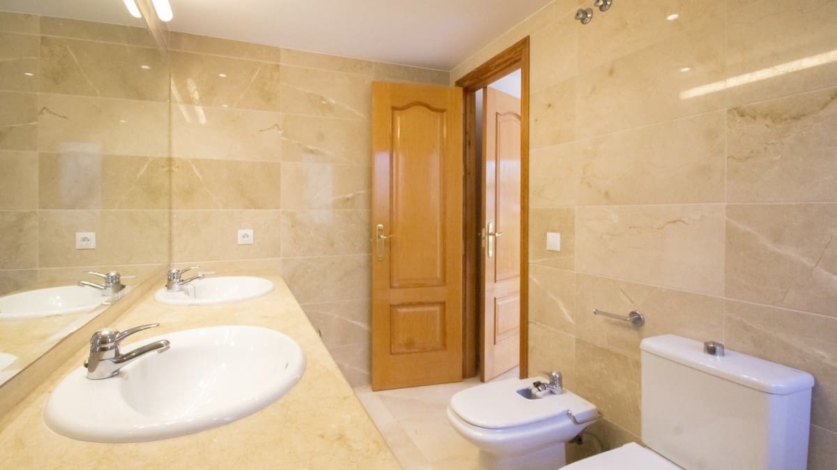 4 Zimmer Haus zu verkaufen in Marbella mit Pool Garage - 395.000 € (Ref: 9447612)