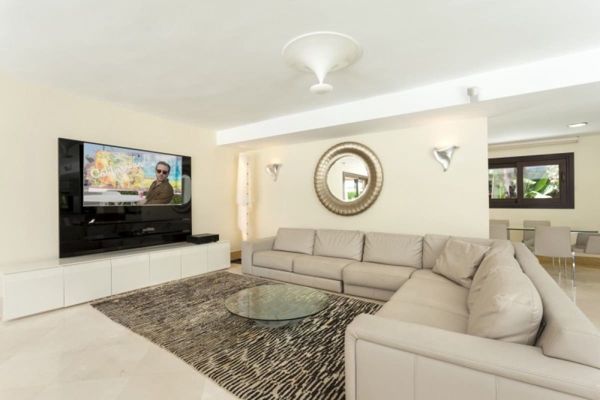 5 bedroom Villa for sale in Marbella with pool garage - € 1,595,000 (Ref: 9447621)