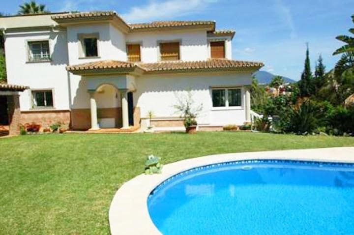 4 bedroom Villa for sale in Marbella with pool garage - € 1,190,000 (Ref: 9447623)