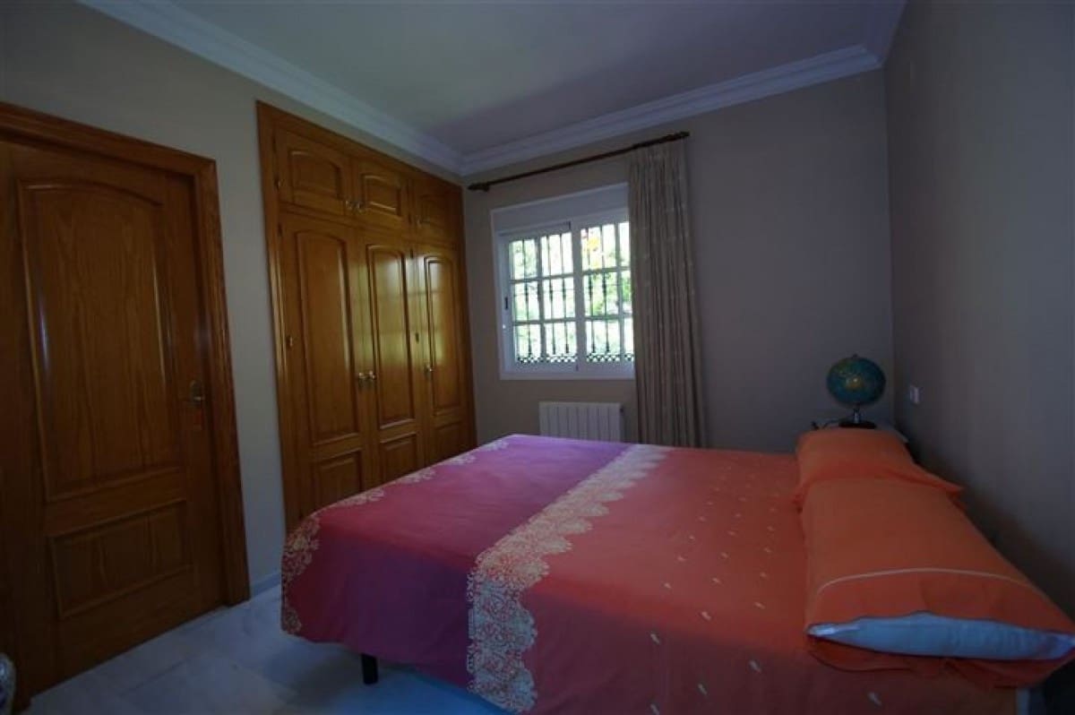 4 bedroom Villa for sale in Marbella with pool garage - € 1,190,000 (Ref: 9447623)