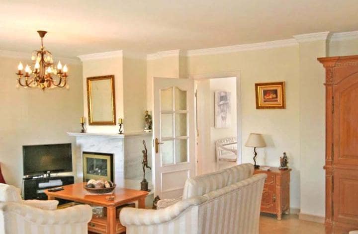 5 sypialnia Willa na sprzedaż w Marbella z basenem garażem - 749 000 € (Ref: 9447625)