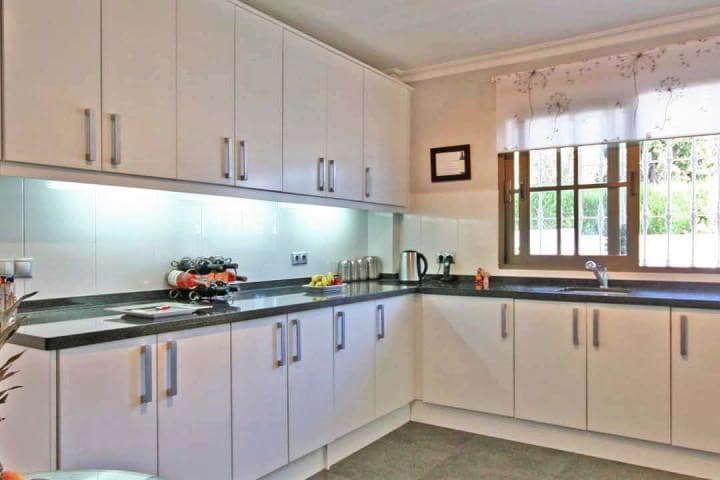 5 sypialnia Willa na sprzedaż w Marbella z basenem garażem - 749 000 € (Ref: 9447625)