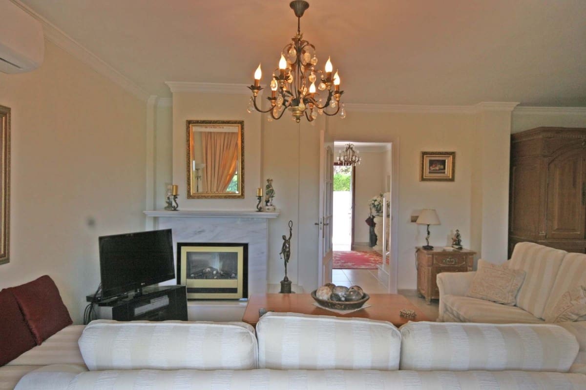 5 sypialnia Willa na sprzedaż w Marbella z basenem garażem - 749 000 € (Ref: 9447625)