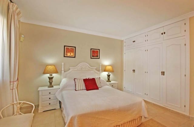 5 sypialnia Willa na sprzedaż w Marbella z basenem garażem - 749 000 € (Ref: 9447625)