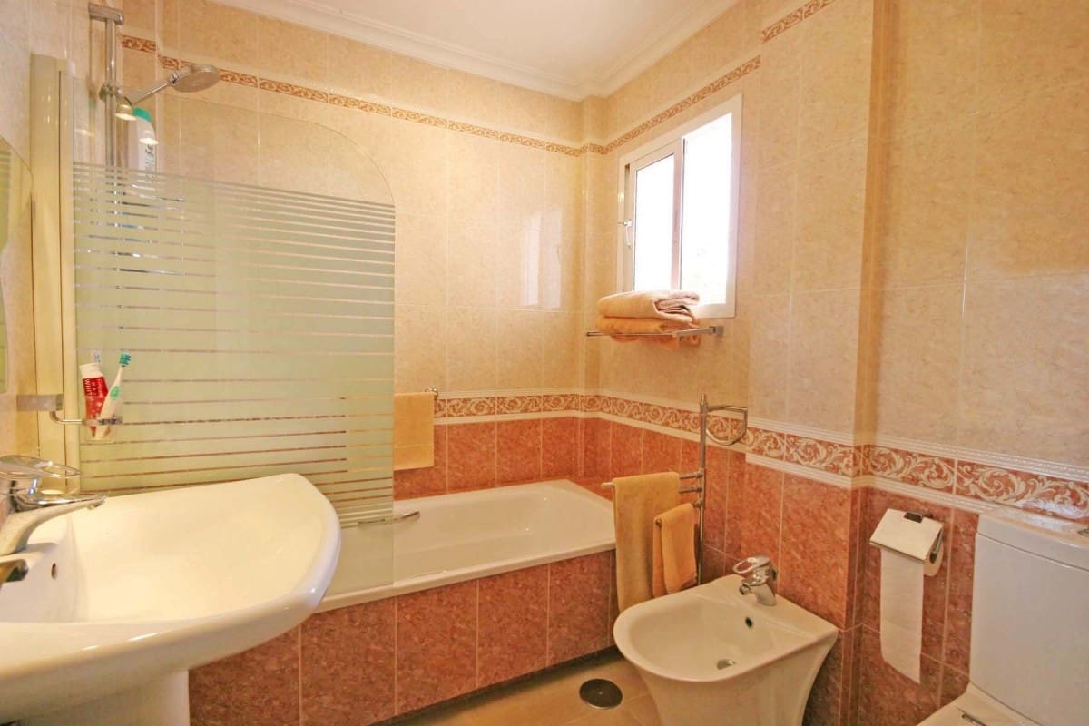 5 sypialnia Willa na sprzedaż w Marbella z basenem garażem - 749 000 € (Ref: 9447625)