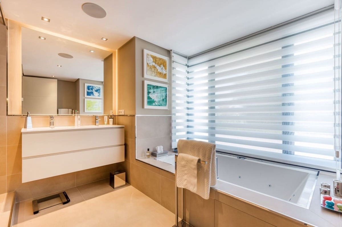 5 bedroom Villa for sale in Marbella with pool garage - € 1,950,000 (Ref: 9447634)