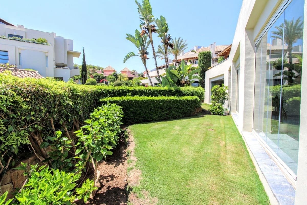 2 bedroom Apartment for sale in Marbella with pool garage - € 790,000 (Ref: 9447644)