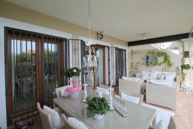 3 soveværelse Byhus til salg i Estepona med swimmingpool garage - € 435.000 (Ref: 9447654)