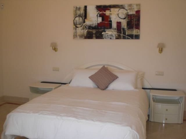 7 quarto Moradia para venda em Marbella com piscina garagem - 2 250 000 € (Ref: 9447661)