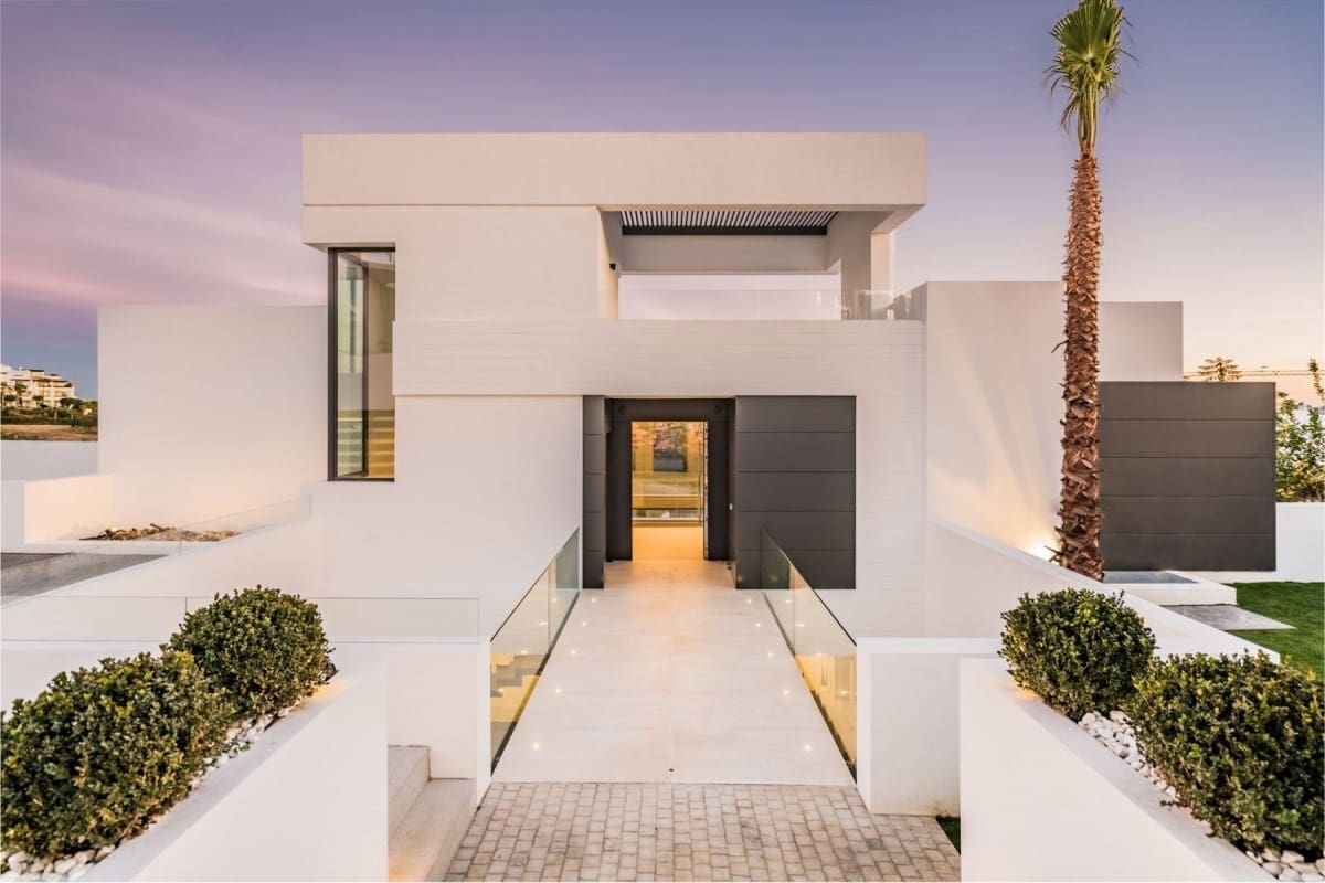 5 bedroom Villa for sale in Marbella with pool garage - € 3,300,000 (Ref: 9447665)