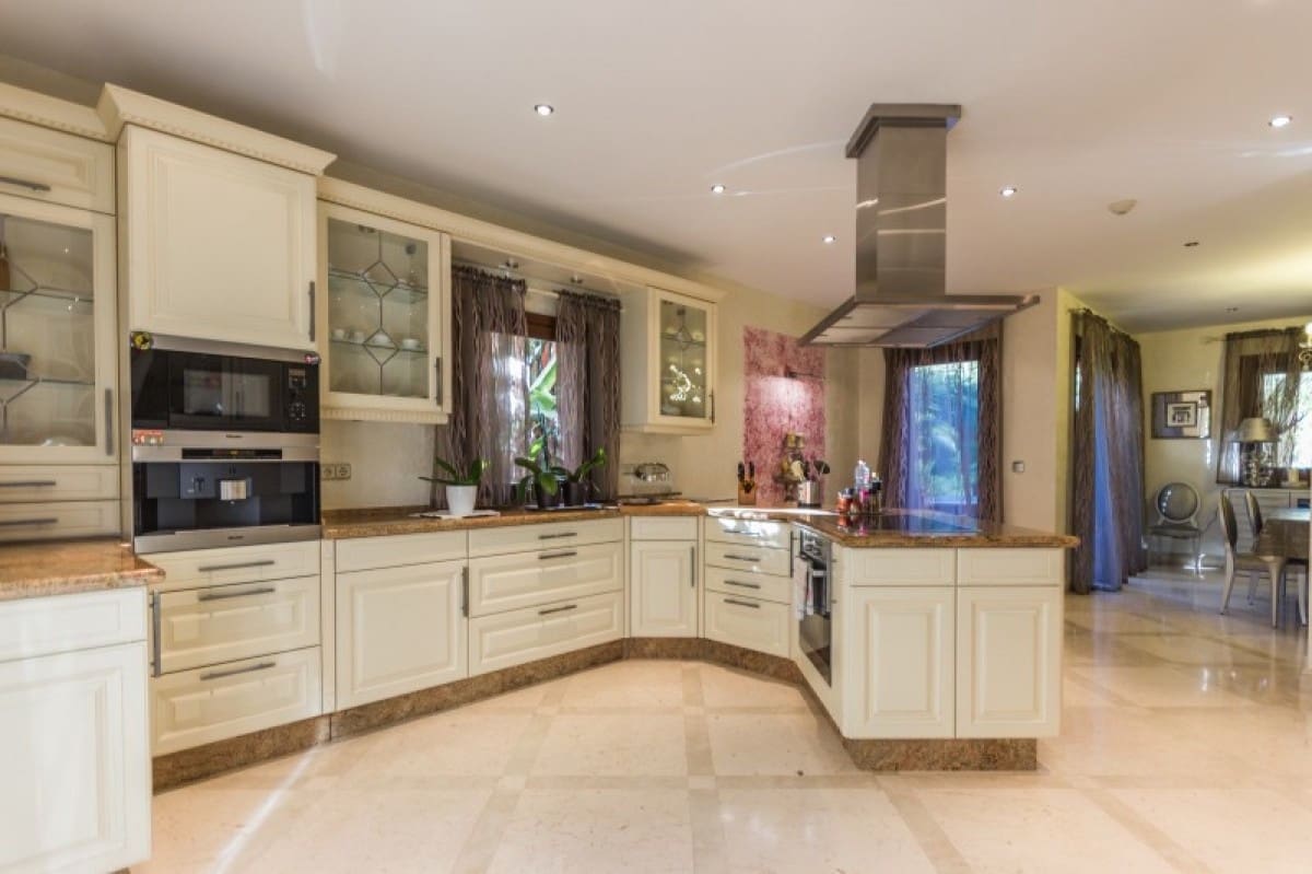 6 soverom Villa til salgs i Golden Mile med svømmebasseng garasje - € 2 890 000 (Ref: 9447667)