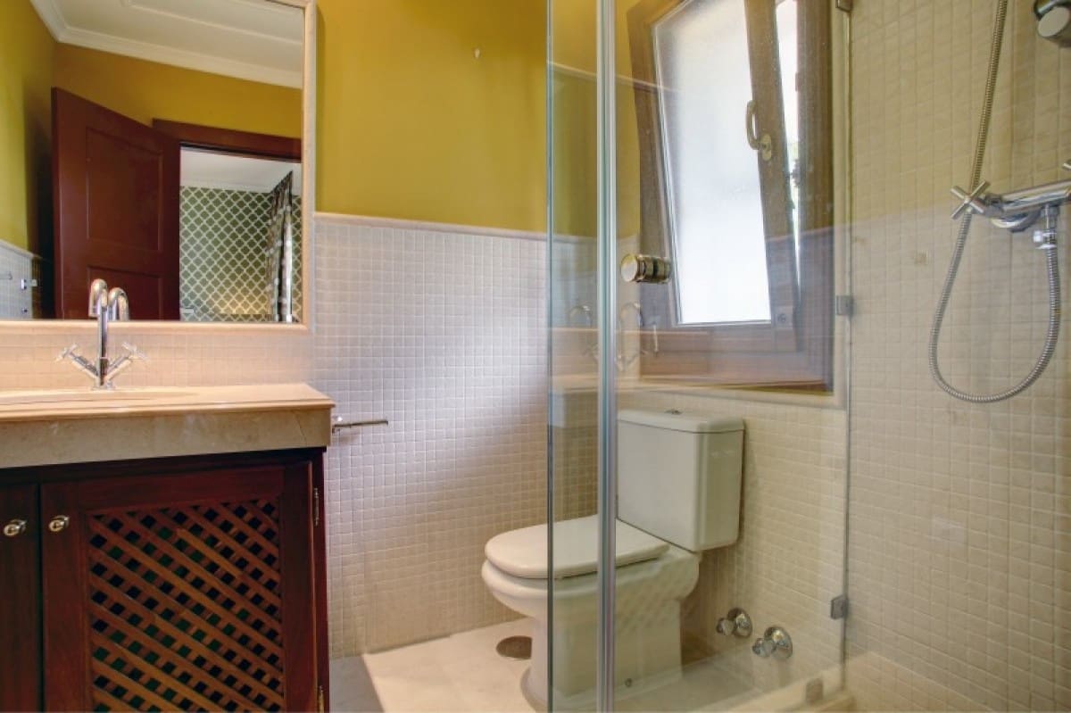 4 quarto Moradia para venda em Benahavis com piscina garagem - 1 325 000 € (Ref: 9447668)